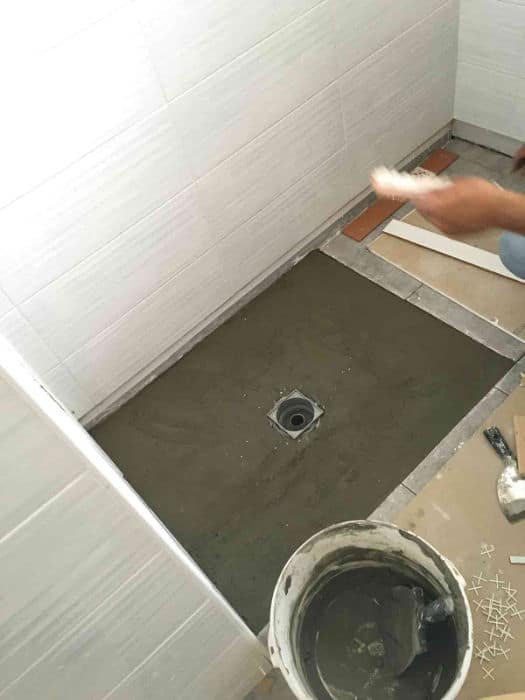 travaux salle de bain pose de carrelage